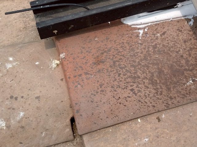 高松市での鳩のフンで白く汚れた屋根瓦